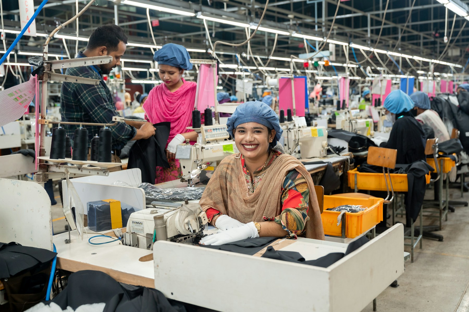 Lucrătoare într-o fabrică de confecții din Bangladesh